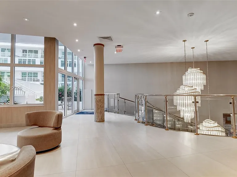 5401 Collins Ave #928 — Photo 60