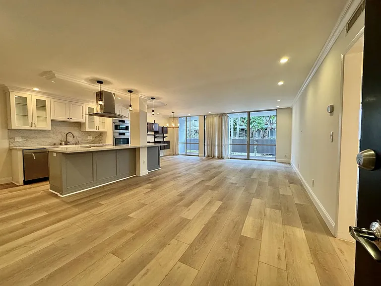 850 N Kings Rd #103 — Photo 1