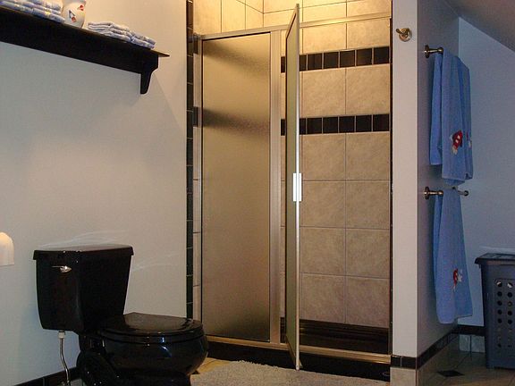 3rd Floor Bathroom pic1