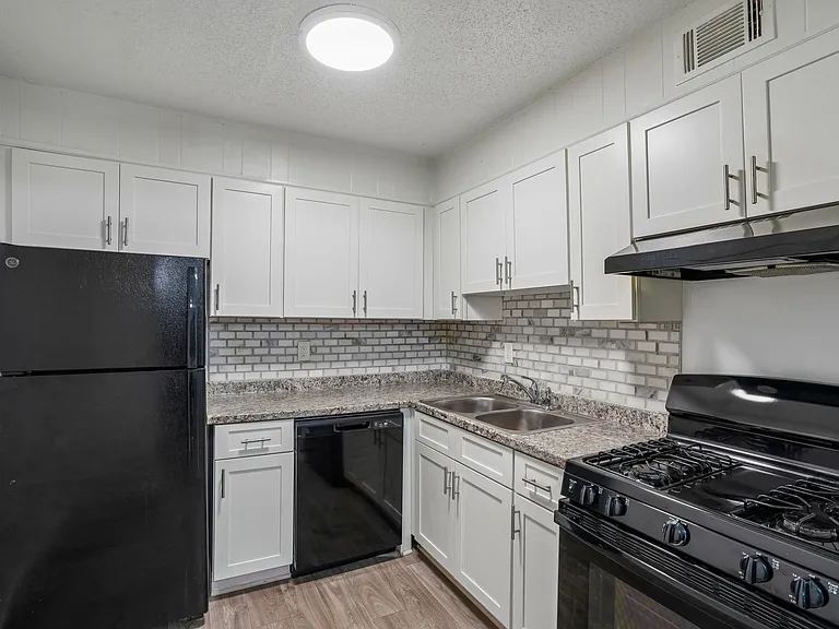 Lewis on Cascade Apartments — Photo 16