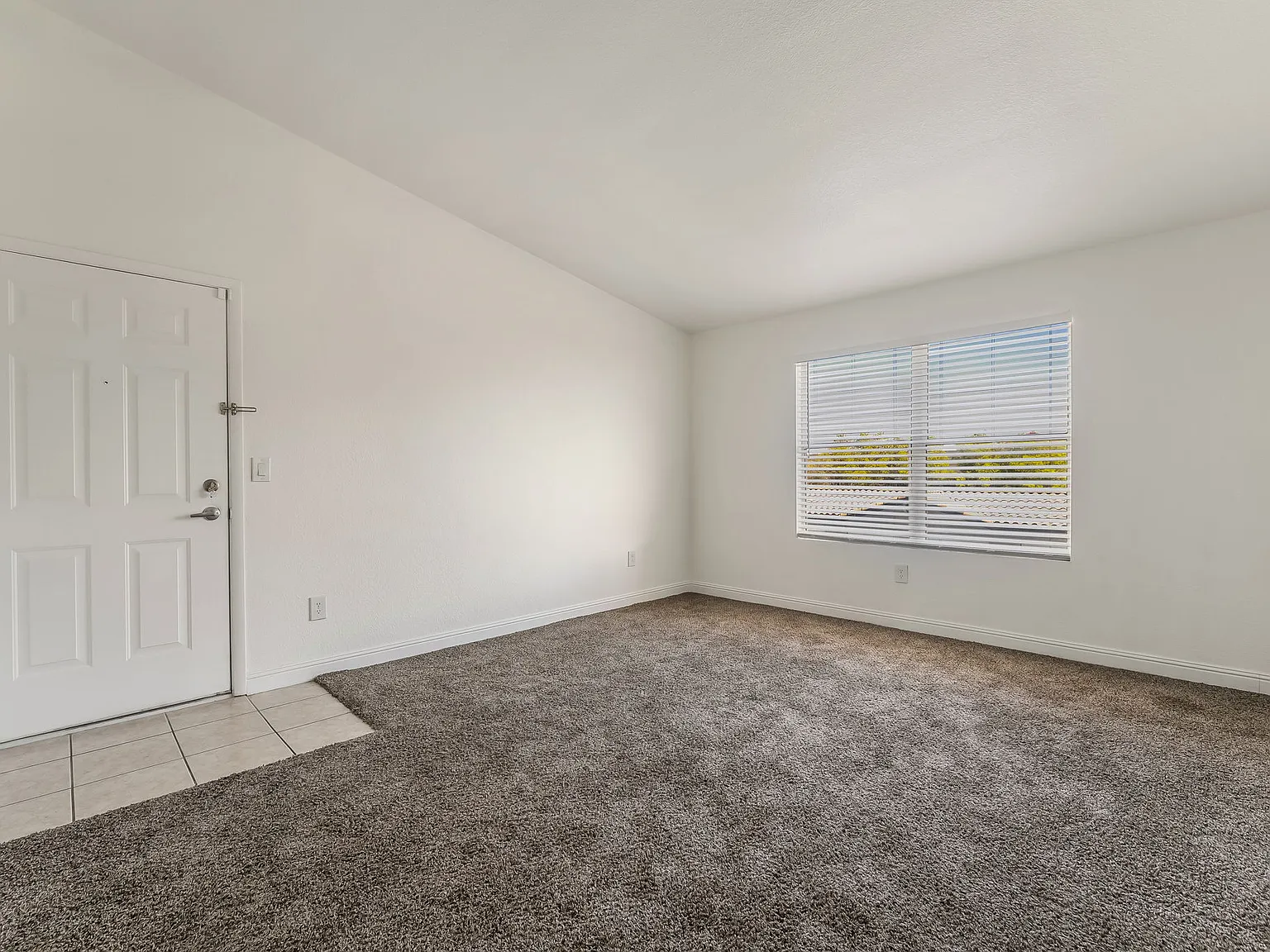 2 bed, 1036 sqft, $1,520 — Photo 4