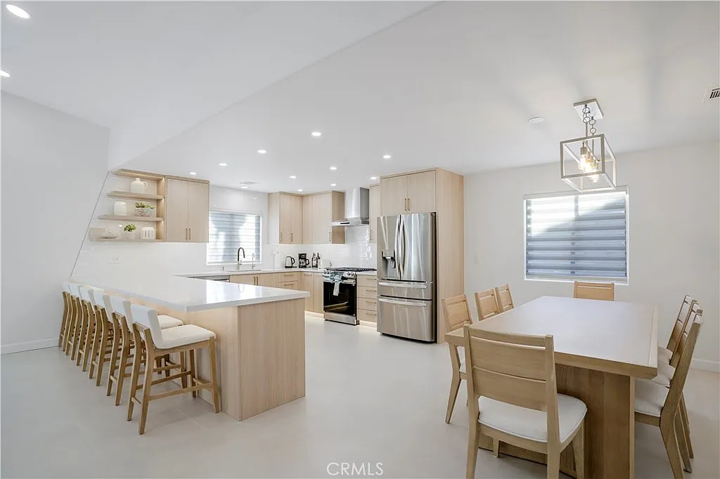 4 bed, 2025 sqft, $4,250 — Photo 3