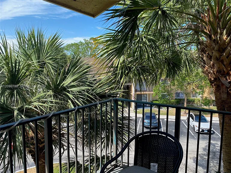 450 Palm Cir W #301 — Photo 9