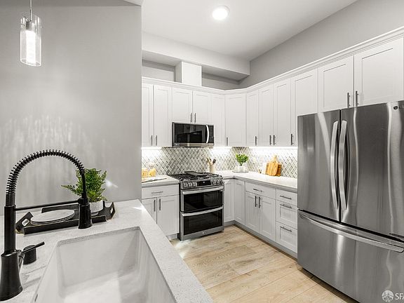 5th image of 404 Ashbury St APT 2