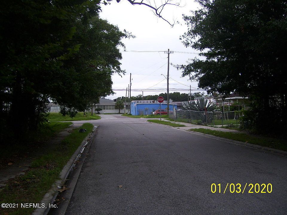 1st image of 825 Carrie St