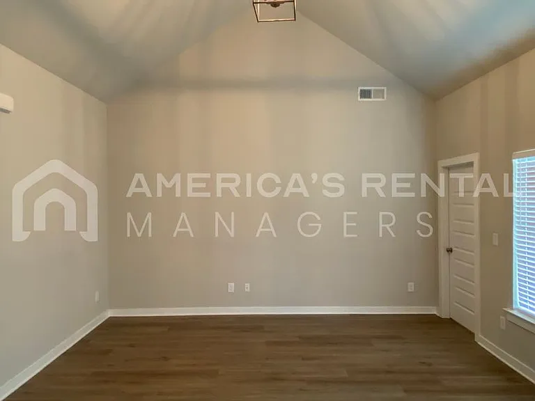 1300 Brookhaven Dr — Photo 5