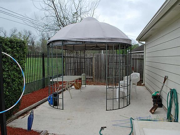 3rd image of 2202 Brushmeade Ln