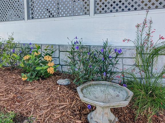 3rd image of 403 Loquat Dr