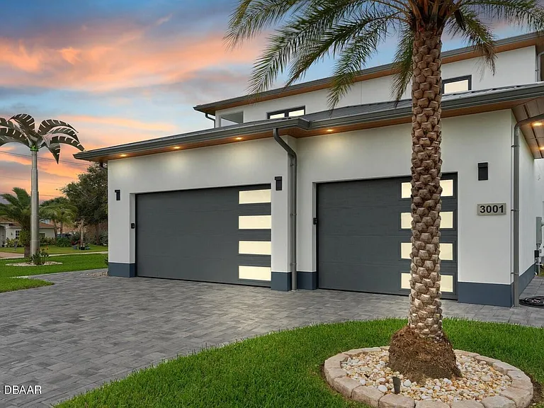 3001 John Anderson Dr — Photo 3
