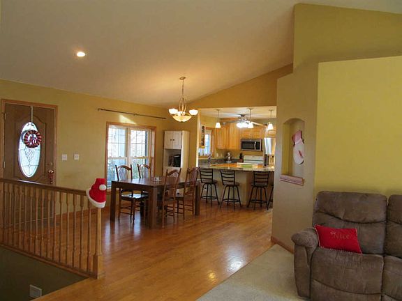 3rd image of 1209 Winchester Cir NE