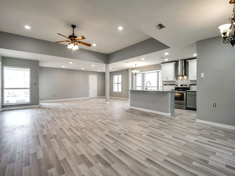 2236 Big Bend Dr — Photo 1
