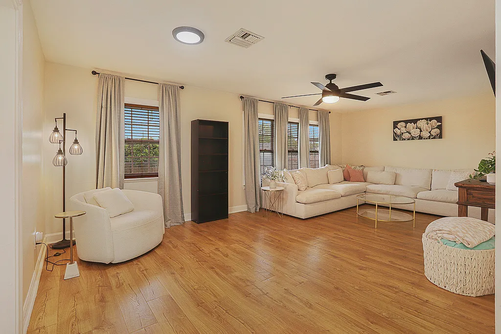 3 bed, 1321 sqft, $2,200 — Photo 3