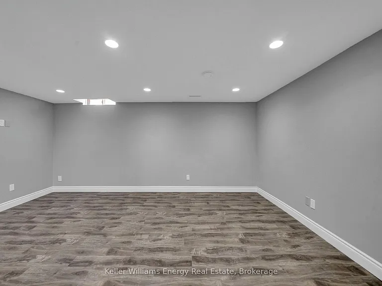 1137 Norman Cres #LOWER — Photo 27