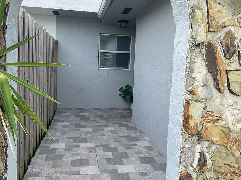 5621 SW 24th Ave — Photo 11