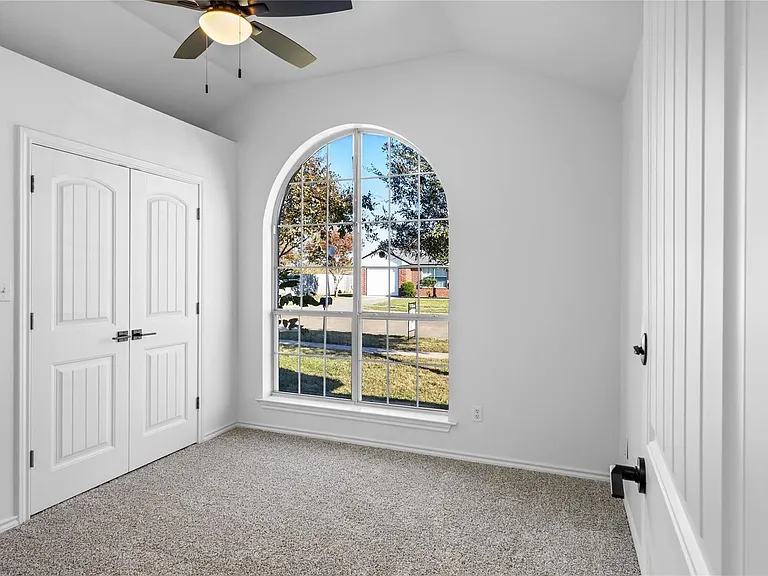 906 Roseanne Dr — Photo 2