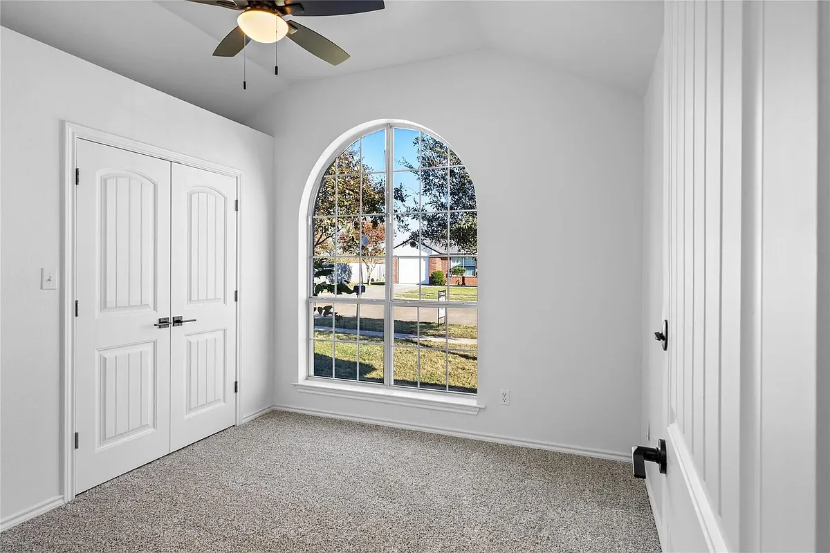 Building Photo - 906 Roseanne Dr