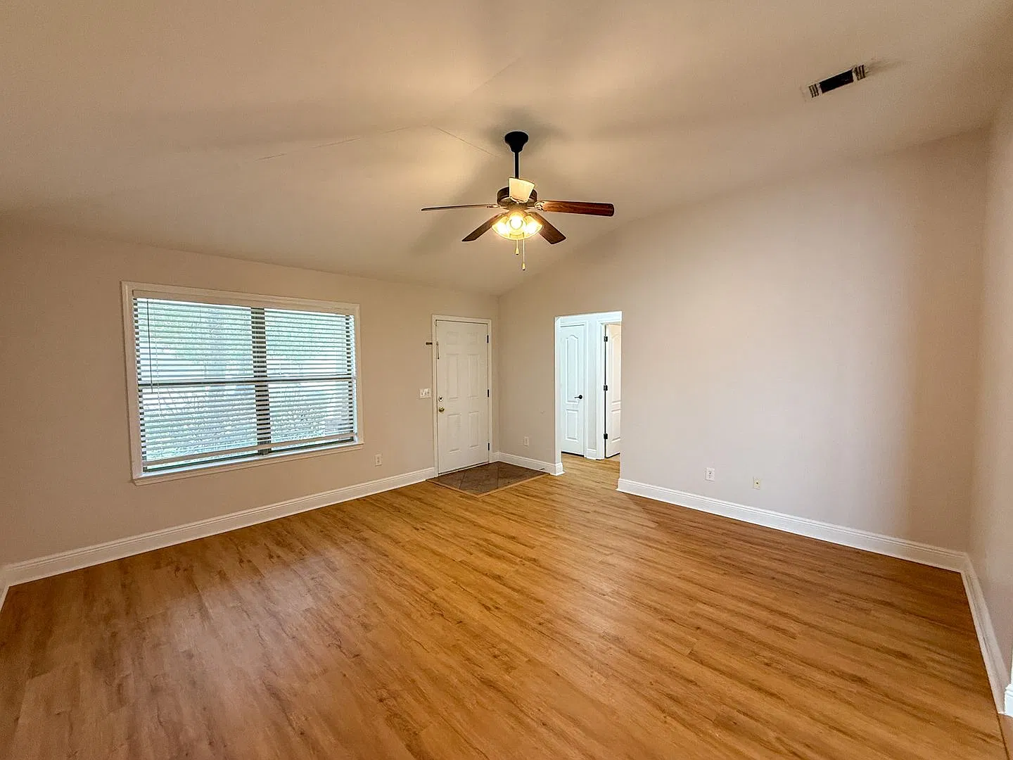 3 Bedroom 2 Bath Patio Home Located in Lakewood Cottages Subdivision! — Photo 2