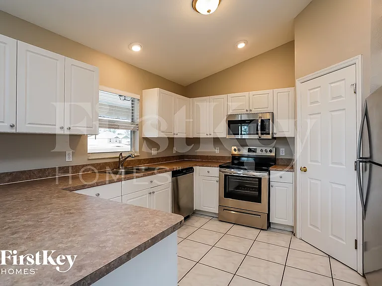 1722 NW 15th St — Photo 5