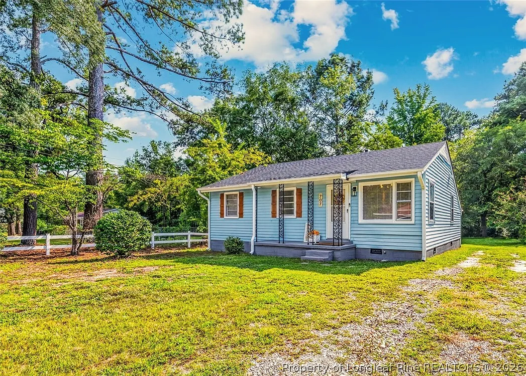 3 bed, 1.0 bath, 907 sqft, $1,300 — Photo 1