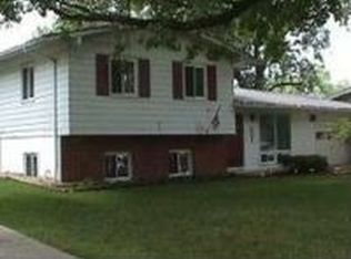 501 Maple Ln, Monticello, IL 61856
