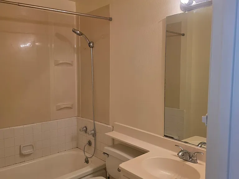 18601 Collins St #D7 — Photo 15