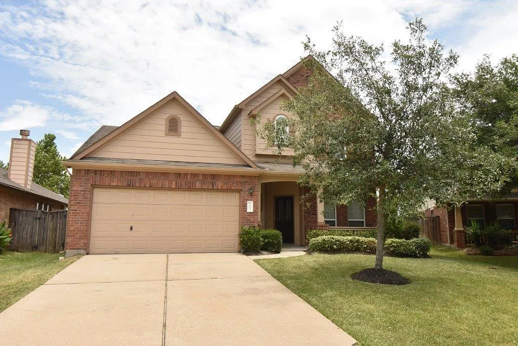4 bed, 2.5 bath, 2378 sqft, $2,350 — Photo 1