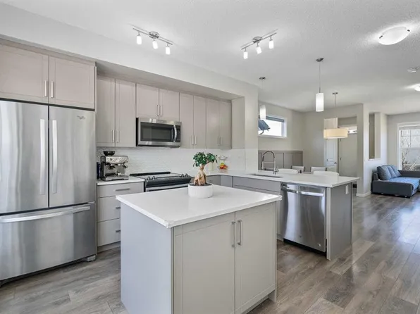 849 NW Mahogany Blvd SE, Calgary, AB T3M 2H1