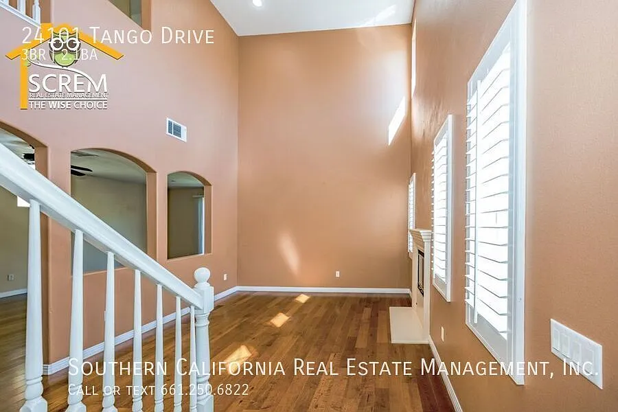 Tesoro Home in Valencia with Three Bedrooms and Office — Photo 3