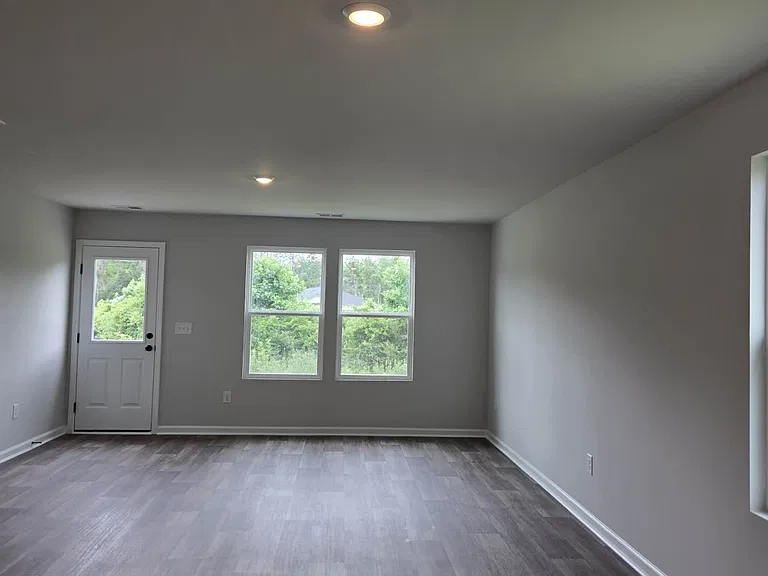 598 Cambria Dr — Photo 4