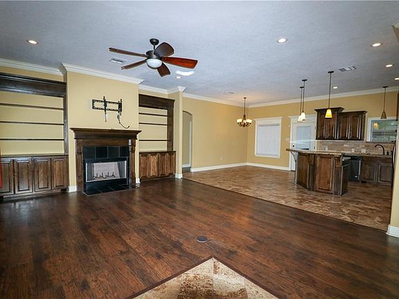 4th image of 555 Jewell Ln