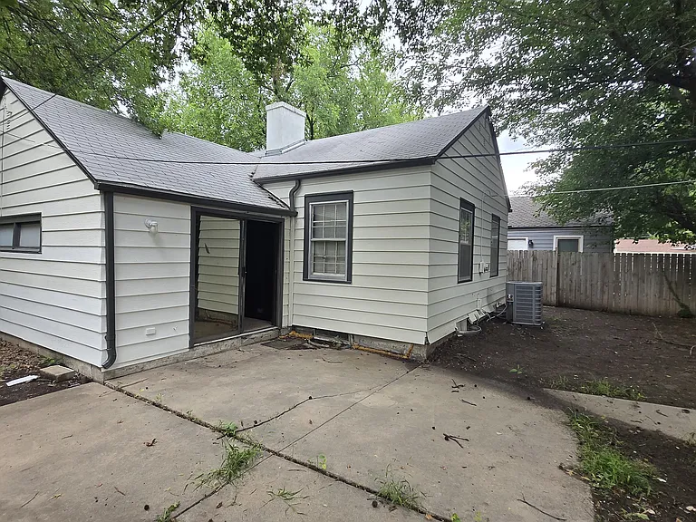 603 S Pershing Ave — Photo 18