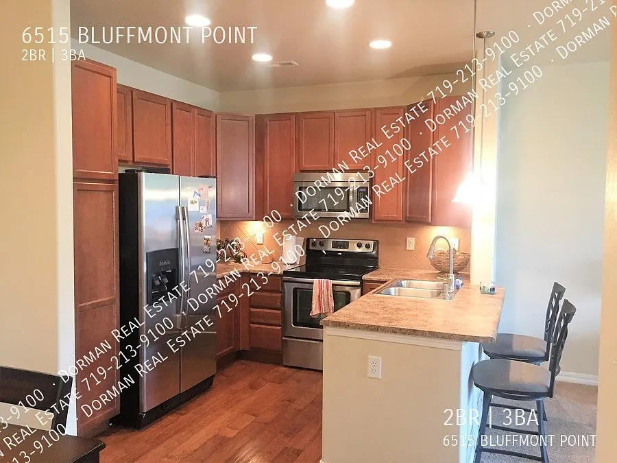 Townhome vaulted ceiling & large gas fireplace!! — Photo 3