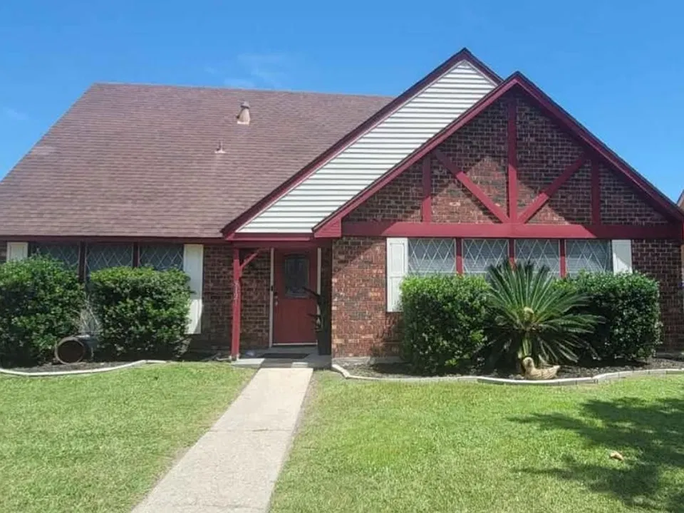 8121 Lomond Rd