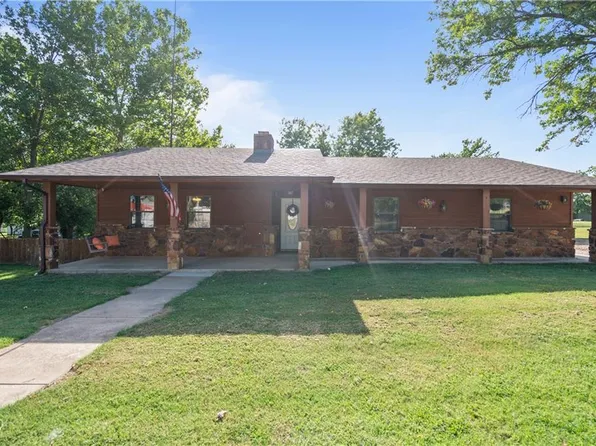 1019 N Spring St, Caney, KS 67333