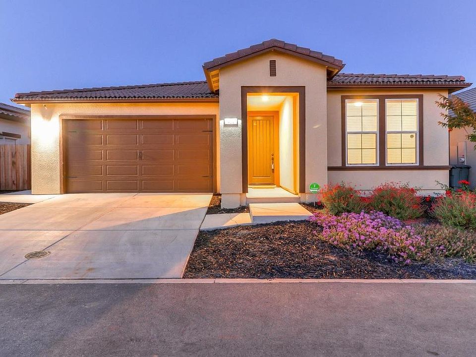 Attached Garage
Front yard maintenance paid by unit owners