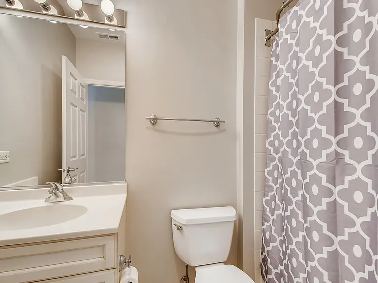 758 W 14th Pl #2B — Photo 23