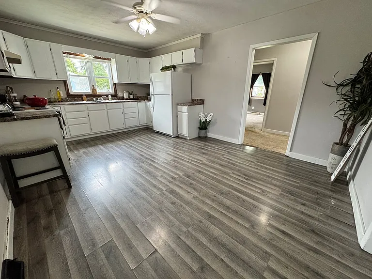 230 E Gilbert Dr — Photo 9
