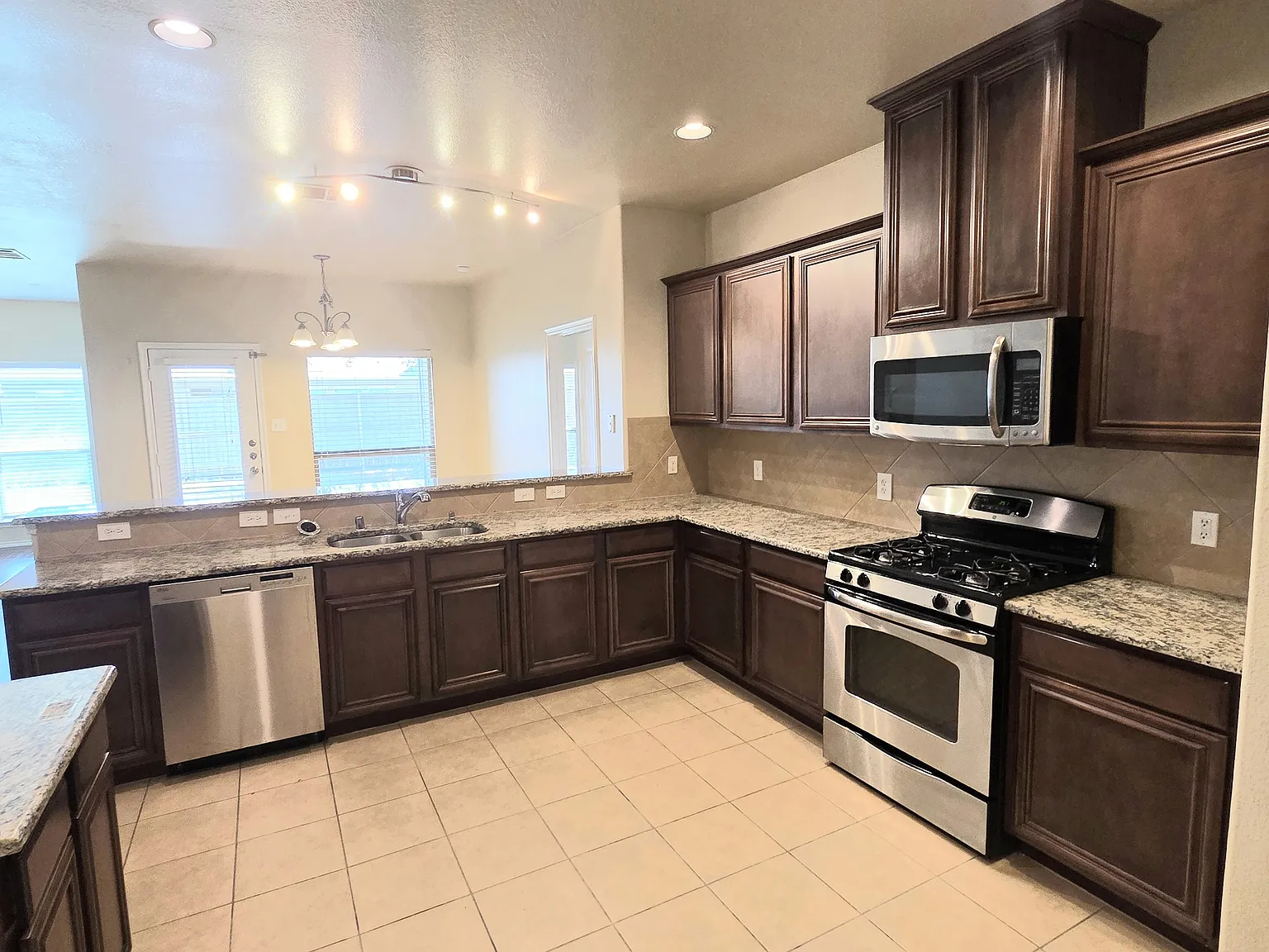 4 bed, 3033 sqft, $2,875 — Photo 4