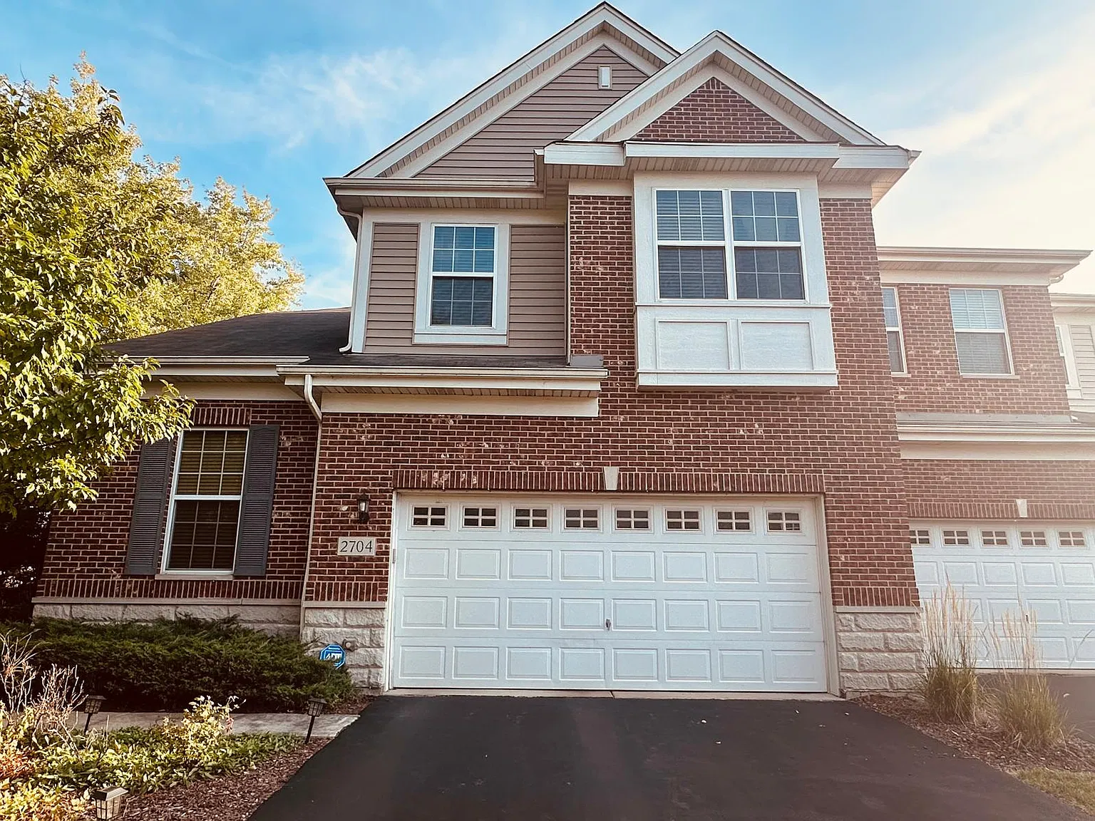 4 bed, 3.5 bath, 2135 sqft, $3,600 — Photo 2