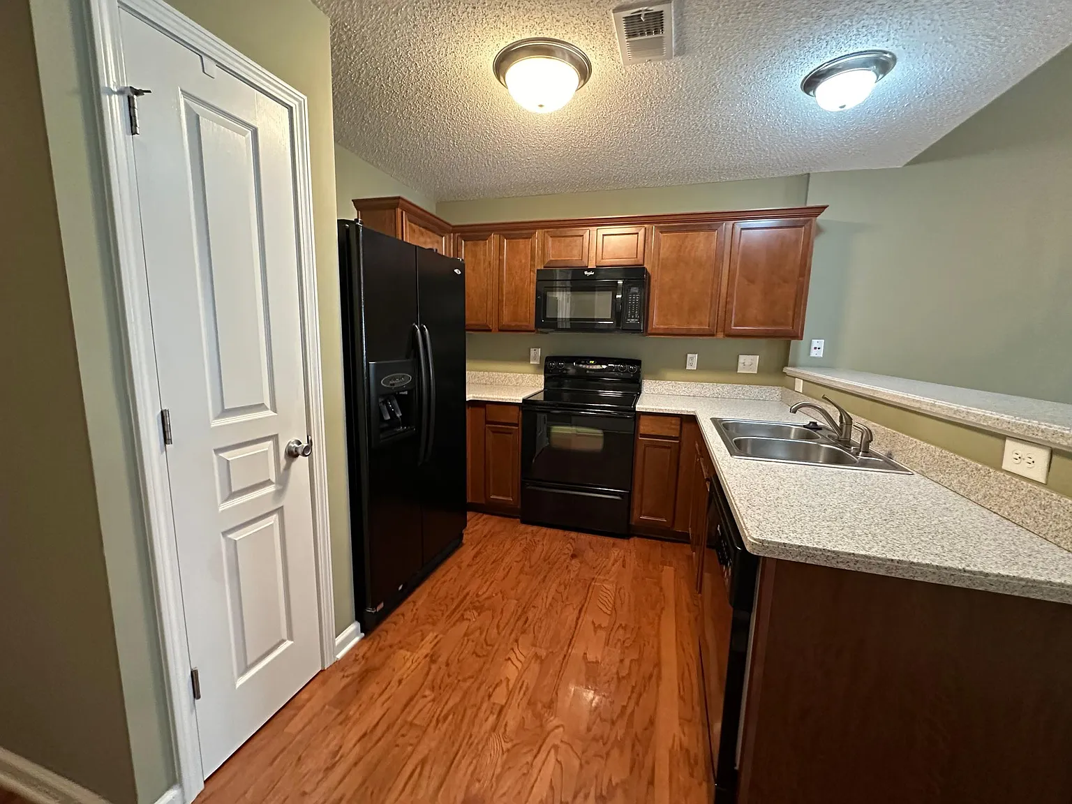 451 Colonial Walk — Photo 4