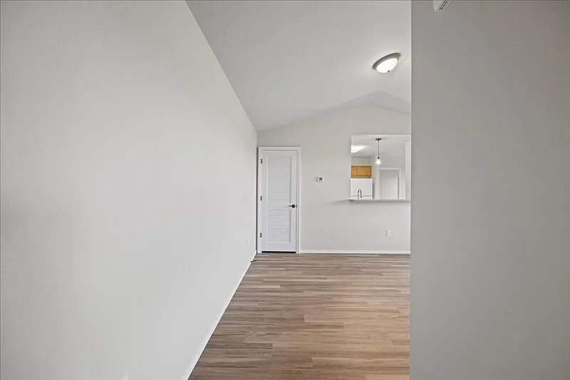 2 bed, 2.0 bath, 960 sqft, $1,596 — Photo 2