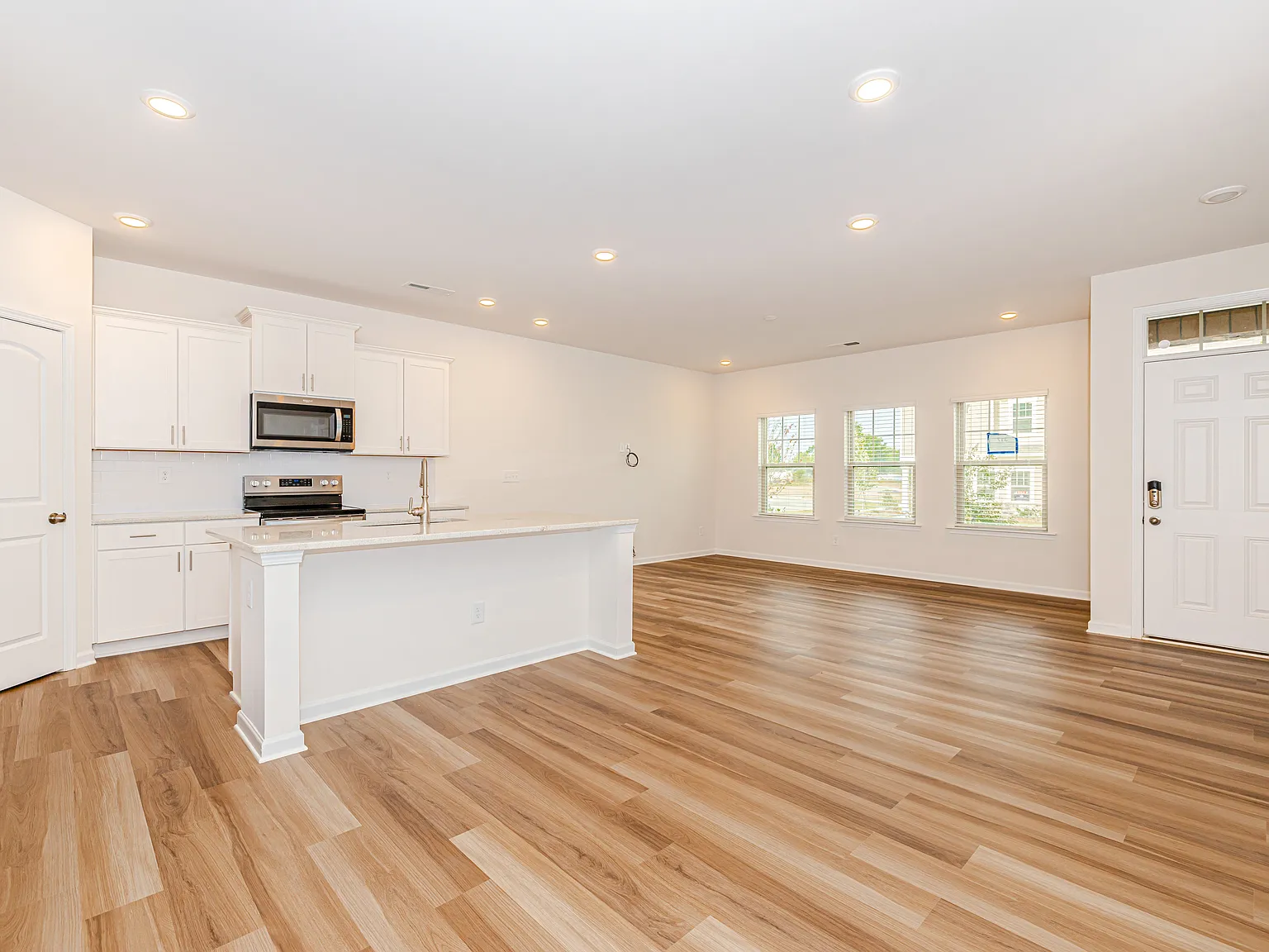 4 bed, 3.5 bath, 2267 sqft, $2,245 — Photo 4