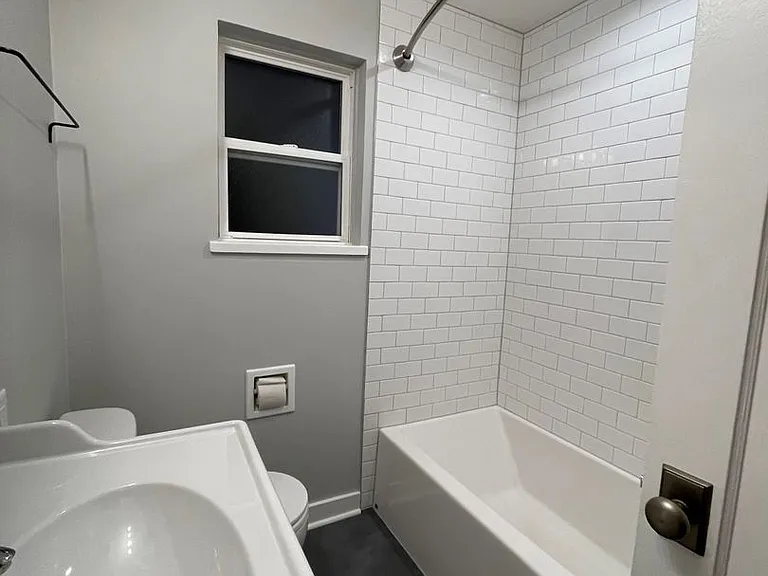 2546-2552 56th Ave SW — Photo 5