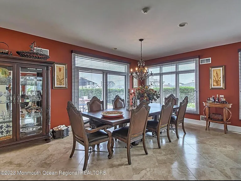 220 Pointe Dr — Photo 9