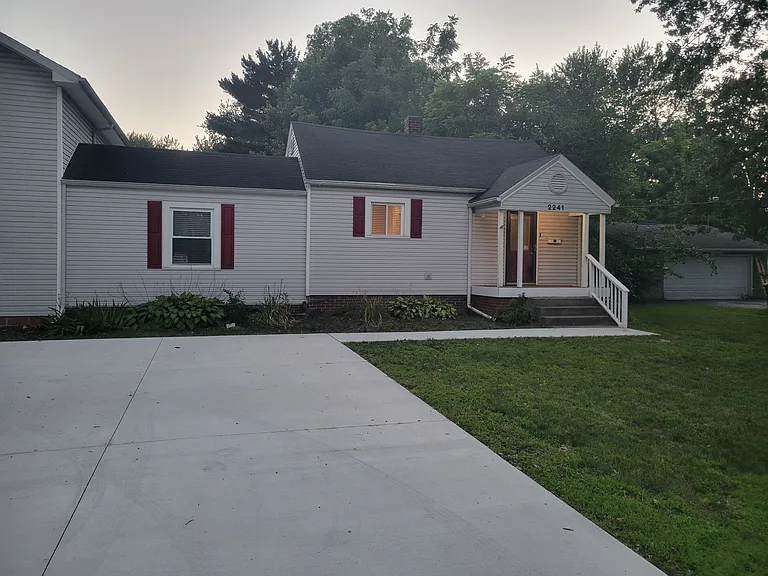 2241 Vaness Dr — Photo 1
