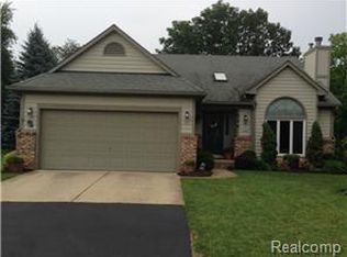 904 Sycamore Ct, Wixom, MI 48393