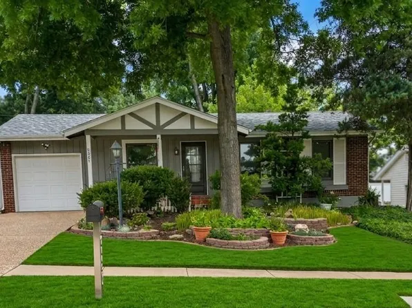 2005 Cleopatra Dr, Fenton, MO 63026