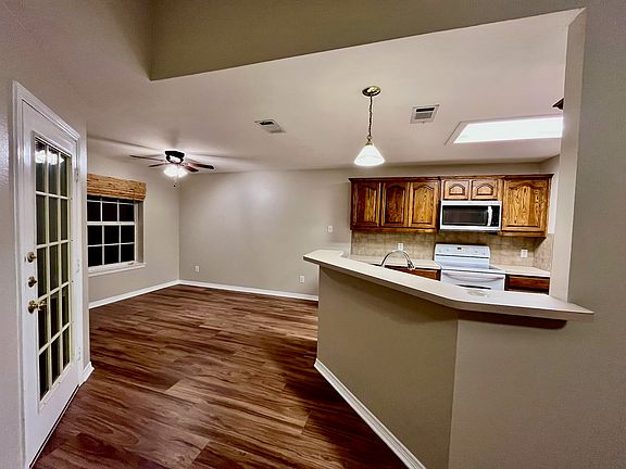 5th image of 105 Meadow Glen Dr