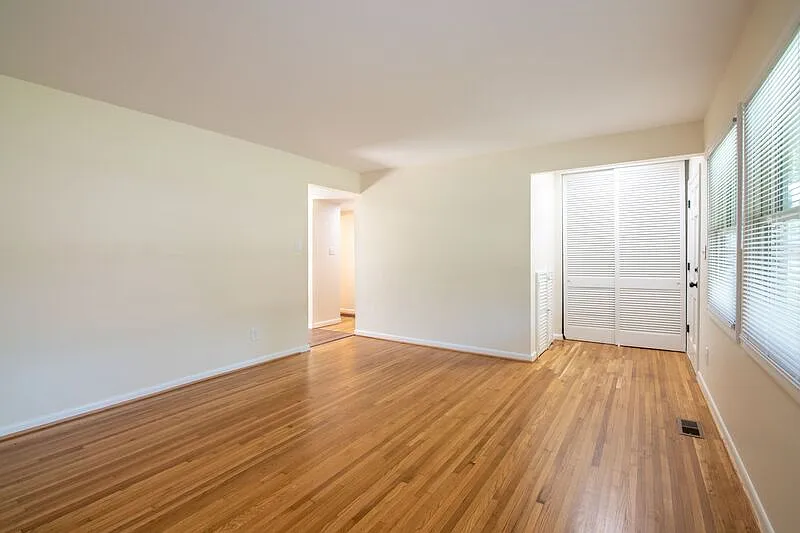 4 bed, 2.0 bath, 1800 sqft, $1,500 — Photo 2