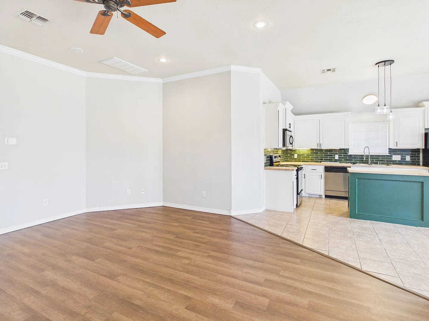 319 SW Coral — Photo 4